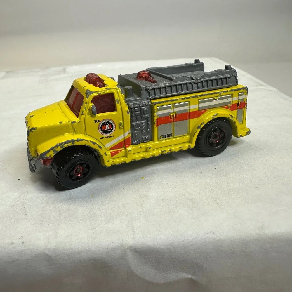 Matchbox Highway‎ Rescue Fire Truck Yellow MB566 Unit 705 2002 Mattel Diecast